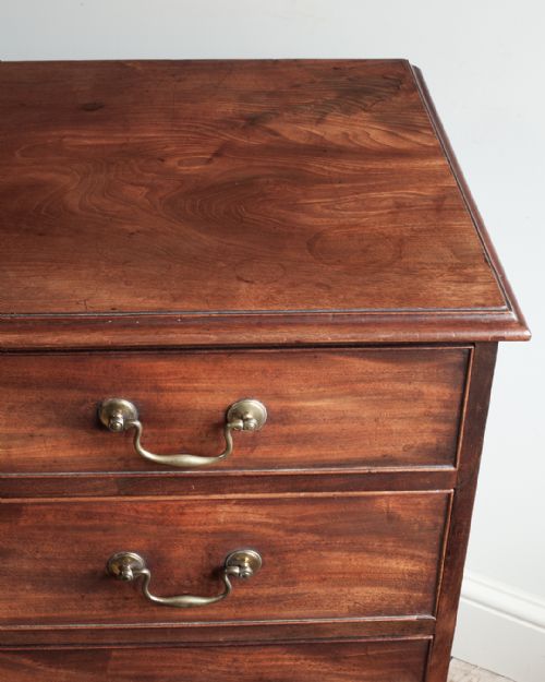 GEORGE III MAHOGANY CHEST OF DRAWERS - ADDITIONAL PHOTO 4