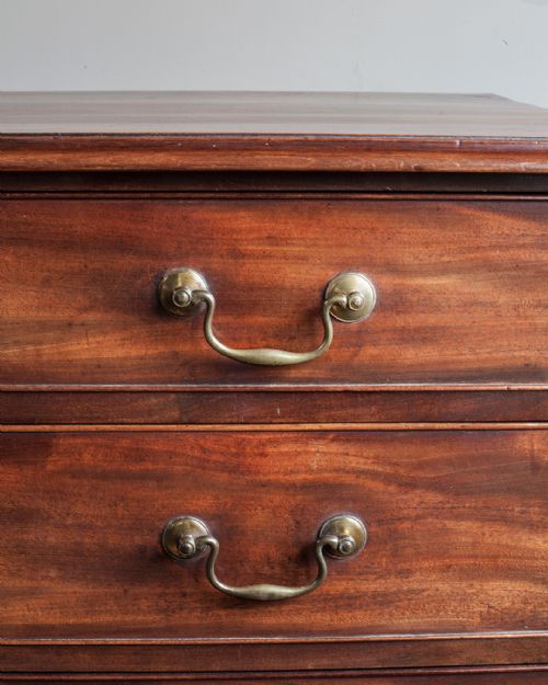 GEORGE III MAHOGANY CHEST OF DRAWERS - ADDITIONAL PHOTO 5
