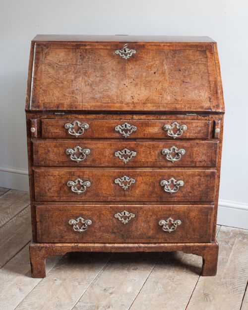 BEAUTIFUL GEORGE II WALNUT BUREAU - ADDITIONAL PHOTO 3