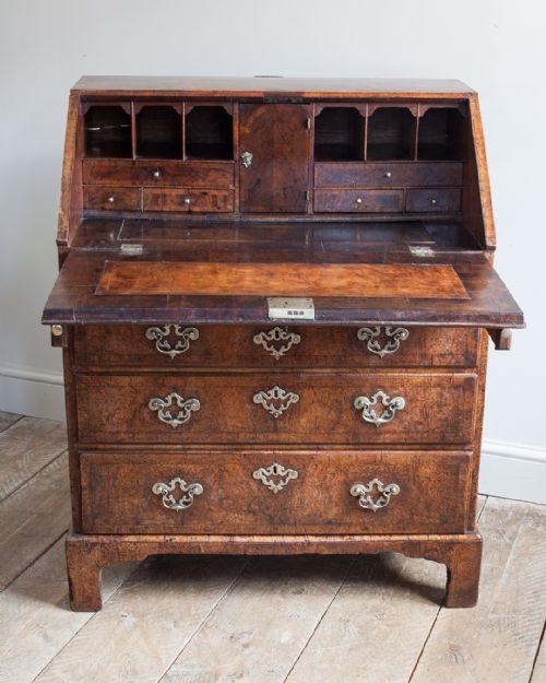 BEAUTIFUL GEORGE II WALNUT BUREAU - ADDITIONAL PHOTO 4