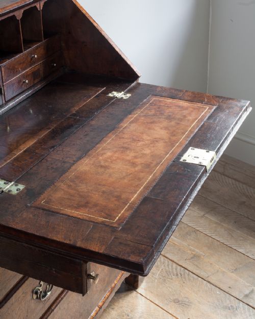 BEAUTIFUL GEORGE II WALNUT BUREAU - ADDITIONAL PHOTO 5