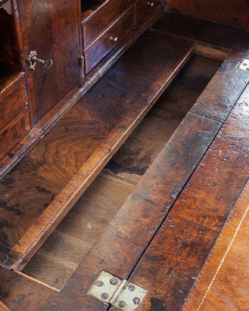 BEAUTIFUL GEORGE II WALNUT BUREAU - ADDITIONAL PHOTO 6