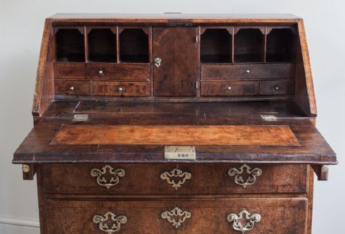 BEAUTIFUL GEORGE II WALNUT BUREAU - ADDITIONAL PHOTO 7