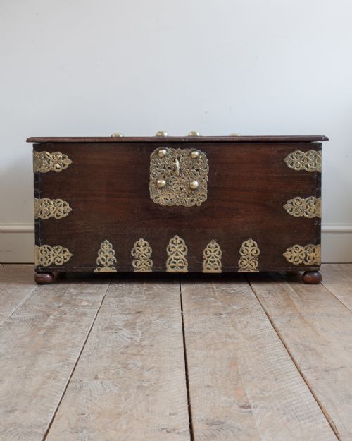 18TH CENTURY DUTCH PADOUK BRASS BOUND TRUNK - ADDITIONAL PHOTO 1