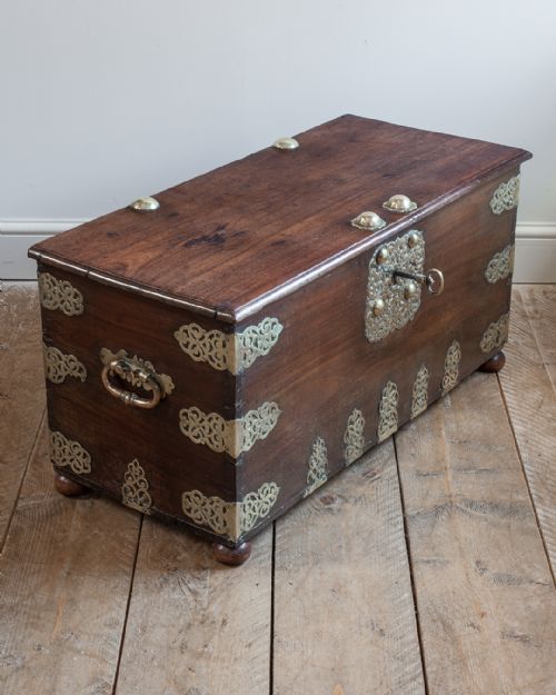 18TH CENTURY DUTCH PADOUK BRASS BOUND TRUNK - ADDITIONAL PHOTO 2