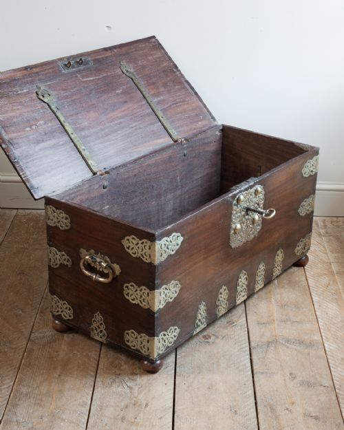 18TH CENTURY DUTCH PADOUK BRASS BOUND TRUNK - ADDITIONAL PHOTO 3