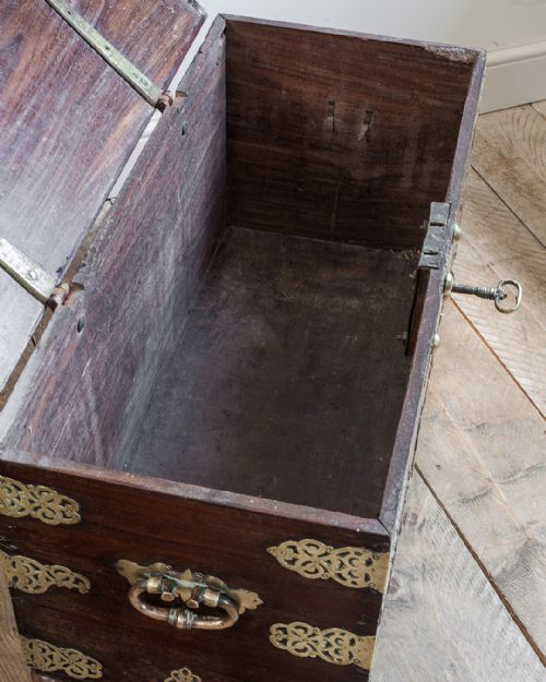 18TH CENTURY DUTCH PADOUK BRASS BOUND TRUNK - ADDITIONAL PHOTO 4