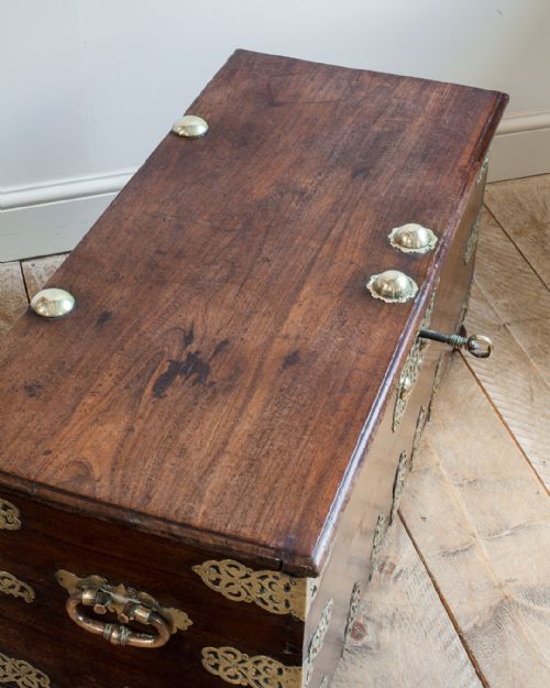 18TH CENTURY DUTCH PADOUK BRASS BOUND TRUNK - ADDITIONAL PHOTO 5