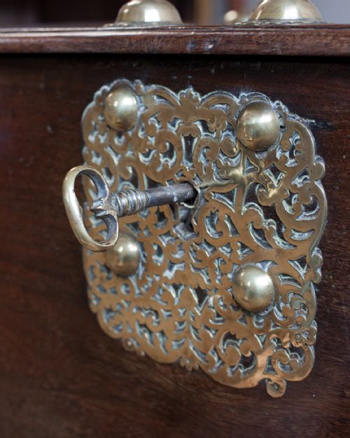 18TH CENTURY DUTCH PADOUK BRASS BOUND TRUNK - ADDITIONAL PHOTO 6