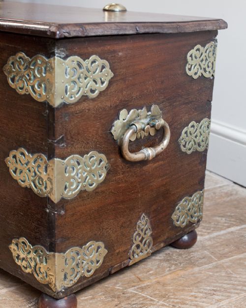 18TH CENTURY DUTCH PADOUK BRASS BOUND TRUNK - ADDITIONAL PHOTO 7