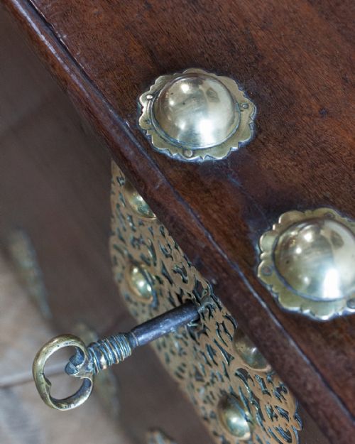 18TH CENTURY DUTCH PADOUK BRASS BOUND TRUNK - ADDITIONAL PHOTO 8