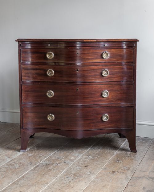 GEORGIAN MAHOGANY SERPENTINE CHEST OF DRAWERS - ADDITIONAL PHOTO 1