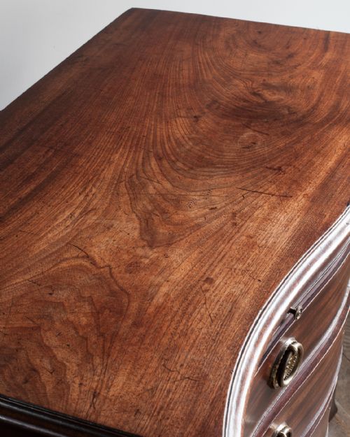 GEORGIAN MAHOGANY SERPENTINE CHEST OF DRAWERS - ADDITIONAL PHOTO 2