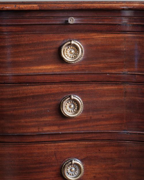 GEORGIAN MAHOGANY SERPENTINE CHEST OF DRAWERS - ADDITIONAL PHOTO 3