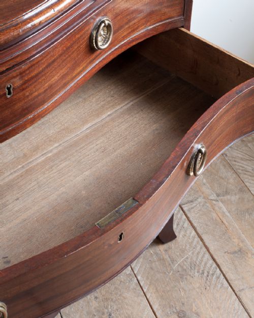 GEORGIAN MAHOGANY SERPENTINE CHEST OF DRAWERS - ADDITIONAL PHOTO 4