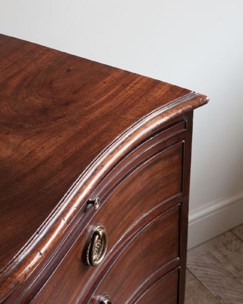 GEORGIAN MAHOGANY SERPENTINE CHEST OF DRAWERS - ADDITIONAL PHOTO 5