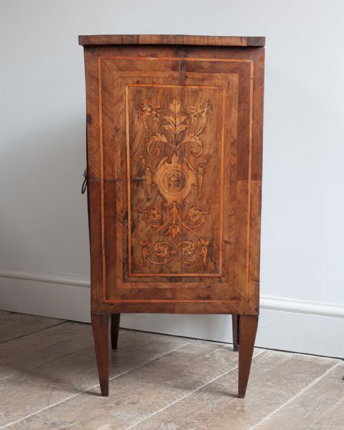 18TH CENTURY ITALIAN WALNUT AND MARQUETRY COMMODINO - ADDITIONAL PHOTO 4