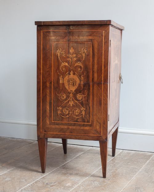 18TH CENTURY ITALIAN WALNUT AND MARQUETRY COMMODINO - ADDITIONAL PHOTO 5