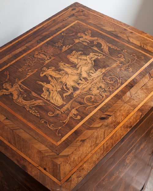 18TH CENTURY ITALIAN WALNUT AND MARQUETRY COMMODINO - ADDITIONAL PHOTO 8