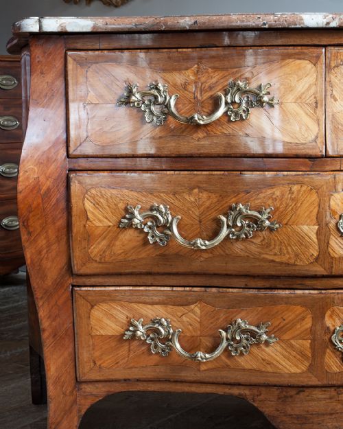 18TH CENTURY FRENCH KINGWOOD BOMB COMMODE - ADDITIONAL PHOTO 4