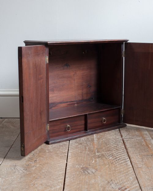 SMALL GEORGE III MAHOGANY WALL CUPBOARD - ADDITIONAL PHOTO 3