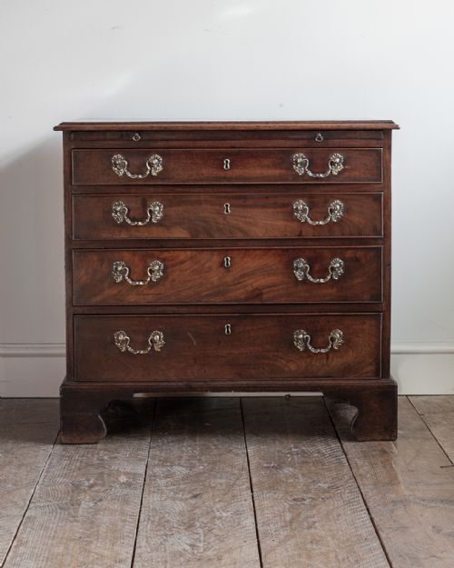 GEORGE III MAHOGANY CHEST OF DRAWERS - ADDITIONAL PHOTO 1