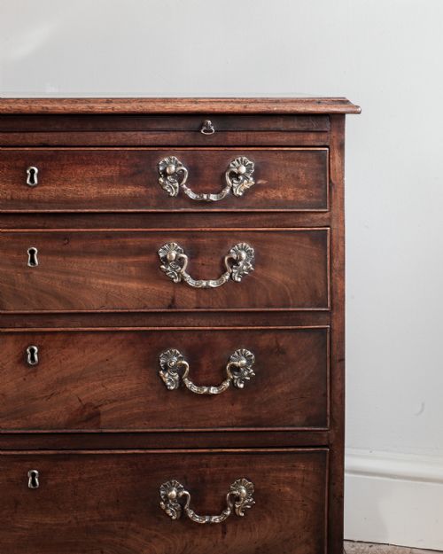 GEORGE III MAHOGANY CHEST OF DRAWERS - ADDITIONAL PHOTO 2