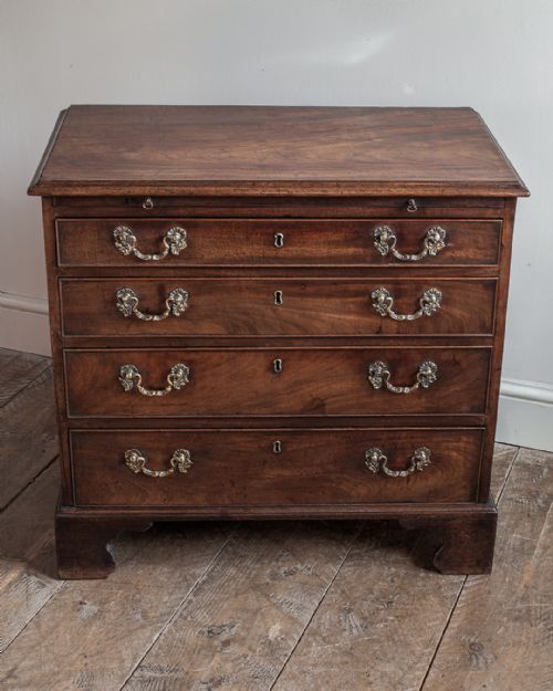 GEORGE III MAHOGANY CHEST OF DRAWERS - ADDITIONAL PHOTO 3