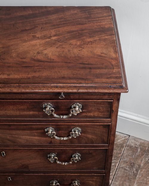 GEORGE III MAHOGANY CHEST OF DRAWERS - ADDITIONAL PHOTO 4