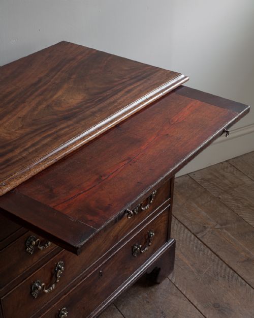 GEORGE III MAHOGANY CHEST OF DRAWERS - ADDITIONAL PHOTO 5