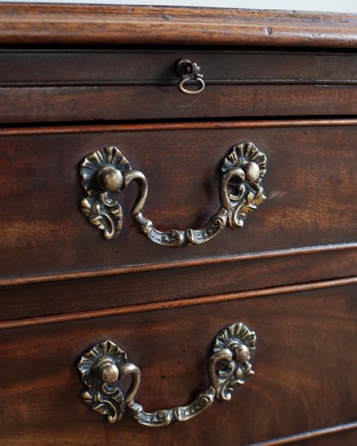 GEORGE III MAHOGANY CHEST OF DRAWERS - ADDITIONAL PHOTO 6
