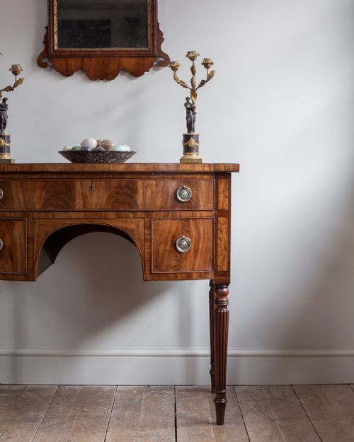 SMALL REGENCY MAHOGANY SIDEBOARD - ADDITIONAL PHOTO 1