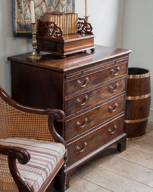 GEORGE III MAHOGANY CHEST OF DRAWERS - ADDITIONAL PHOTO 5