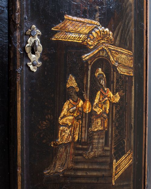 18TH CENTURY LACQUERED BOWFRONT CORNER CUPBOARD - ADDITIONAL PHOTO 2
