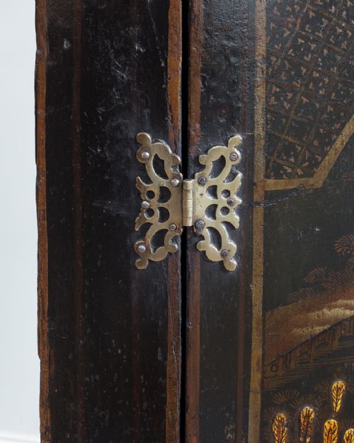 18TH CENTURY LACQUERED BOWFRONT CORNER CUPBOARD - ADDITIONAL PHOTO 4