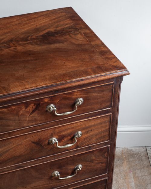 GEORGE III MAHOGANY CHEST OF DRAWERS - ADDITIONAL PHOTO 3