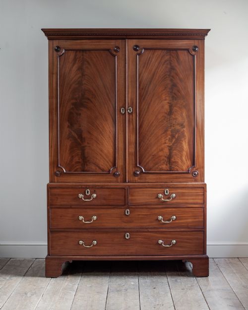 GEORGE III MAHOGANY LINEN PRESS - ADDITIONAL PHOTO 2