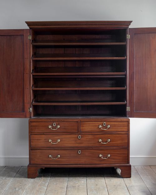 GEORGE III MAHOGANY LINEN PRESS - ADDITIONAL PHOTO 3