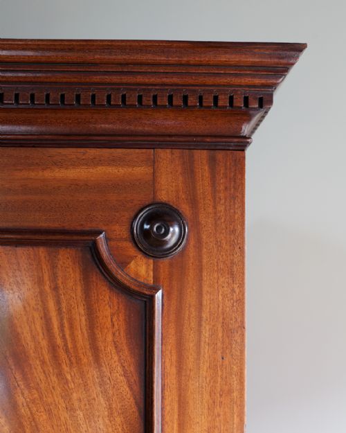 GEORGE III MAHOGANY LINEN PRESS - ADDITIONAL PHOTO 5