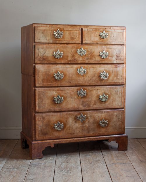 large george ii walnut chest of drawers - CATEGORY: ANTIQUE CHEST OF DRAWERS - DATED 18TH CENTURY