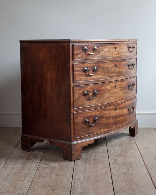 GEORGE III MAHOGANY BOWFRONT CHEST OF DRAWERS - ADDITIONAL PHOTO 2