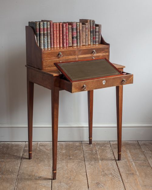 ELEGANT GOLDEN MAHOGANY CHEVERET TABLE - ADDITIONAL PHOTO 1