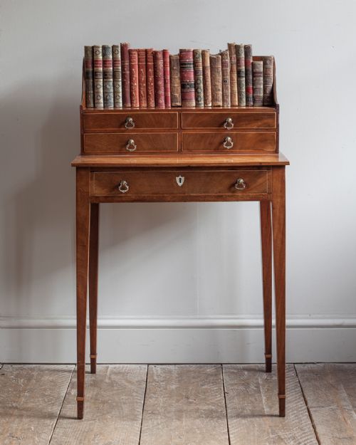 ELEGANT GOLDEN MAHOGANY CHEVERET TABLE - ADDITIONAL PHOTO 2