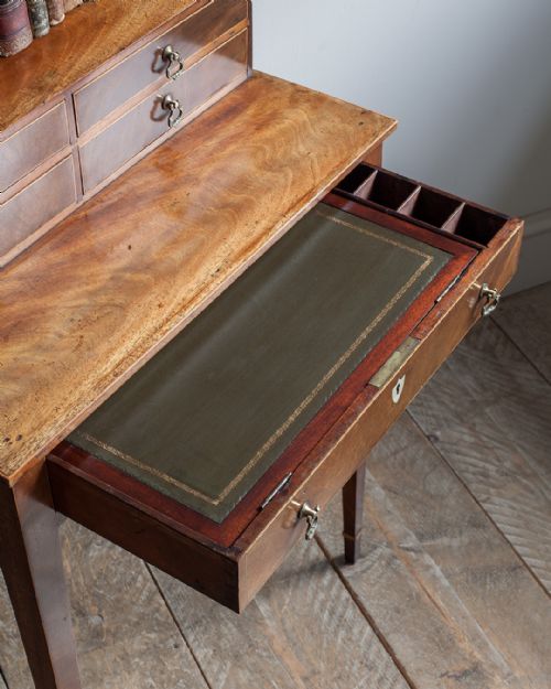 ELEGANT GOLDEN MAHOGANY CHEVERET TABLE - ADDITIONAL PHOTO 4