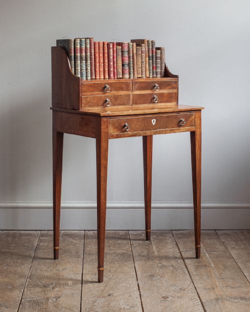 ELEGANT GOLDEN MAHOGANY CHEVERET TABLE