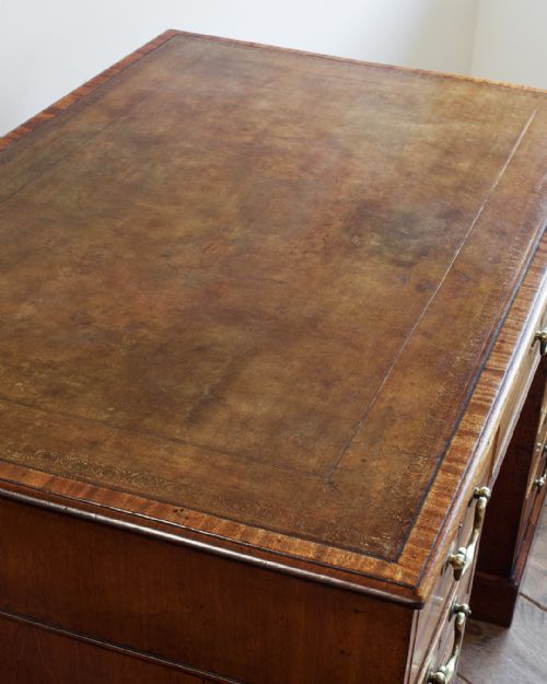 19TH CENTURY MAHOGANY PEDESTAL DESK - ADDITIONAL PHOTO 3