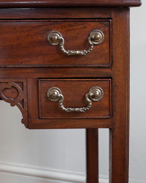 GEORGIAN MAHOGANY LOWBOY - ADDITIONAL PHOTO 3