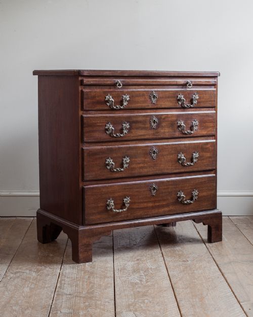 GEORGE III MAHOGANY CHEST OF DRAWERS