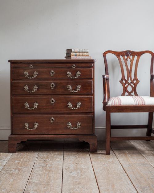 GEORGE III MAHOGANY CHEST OF DRAWERS - ADDITIONAL PHOTO 1