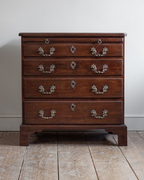 GEORGE III MAHOGANY CHEST OF DRAWERS - ADDITIONAL PHOTO 2